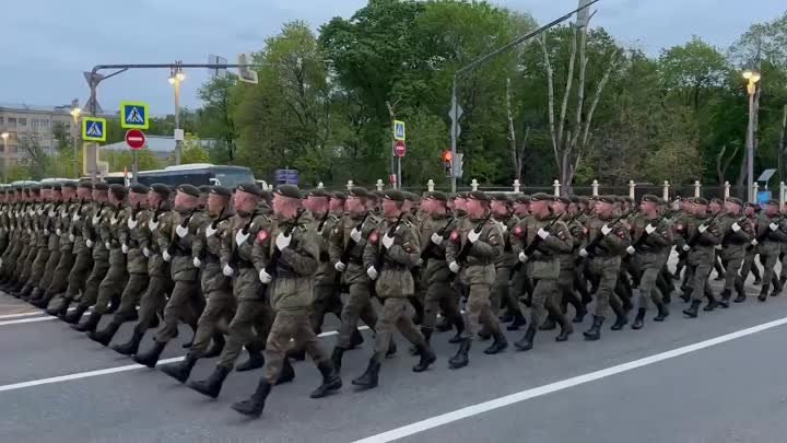 Маршируя на репетиции Парада Победы курсанты исполнили песню Виктора Цоя