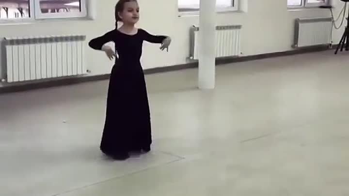 Как же ОНА красиво танцует!