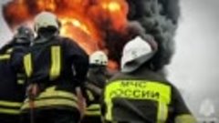 Сотрудники МЧС России ликвидировали пожар на нефтебазе в Луг...