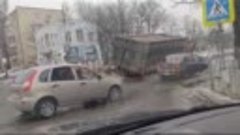 Во время движения по Советской провалился грузовик