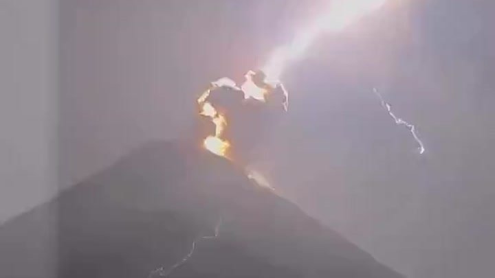 ⚡️🌋 Невероятные кадры: молния ударила в вершину вулкана Фуэго в Гва ...