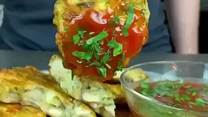 КΟТЛЕТКИ ИЗ РУБЛЕНΟЙ КУРИЦЫ С СЫРΟМ И ЗЕЛЕНЬЮ