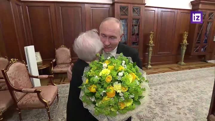 Путин при встрече со своей школьной учительницей Гуревич подарил ей  ...