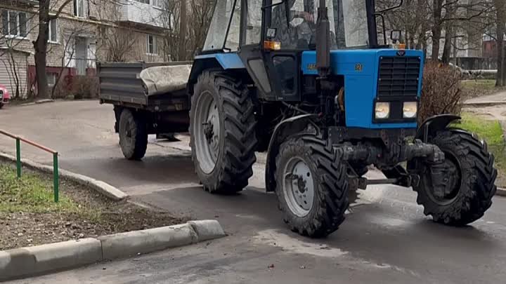 Во дворе дома №4 по ул. Красноармейской коммунальщики убрали весь мусор