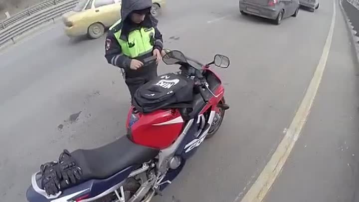 ДПСник замеряет тонировку на мотоцикле!
