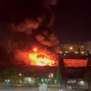 Мощный пожар произошёл в Одессе после прилёта по складским помещениям. 