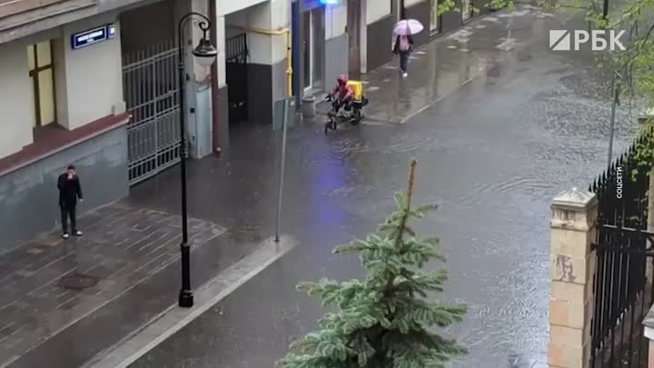 Затопленные улицы и «плывущие» такси