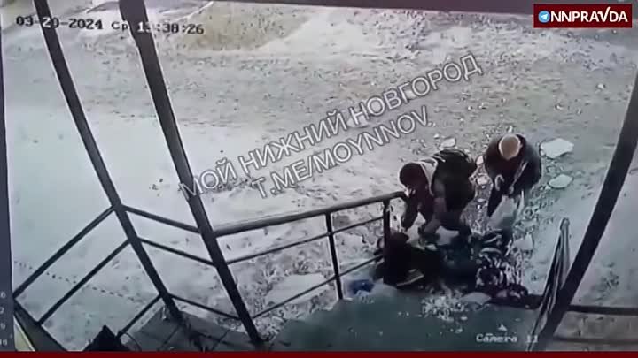 Момент падения глыбы льда на школьников в Шахунье