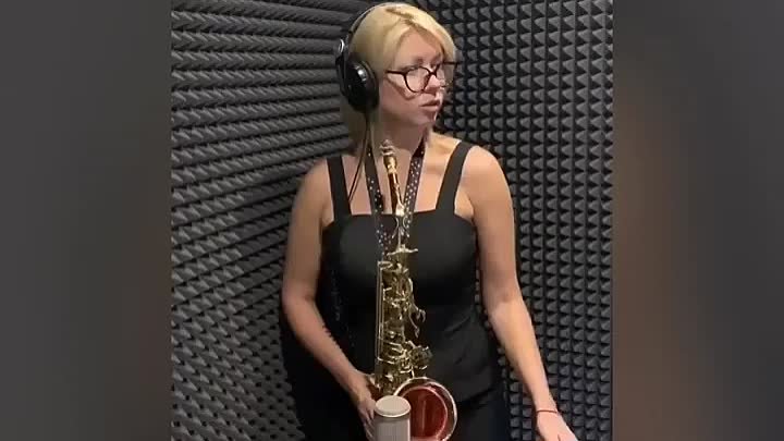 Восхищаюсь этой девушкой и ее игрой на саксофоне,вот это талантище