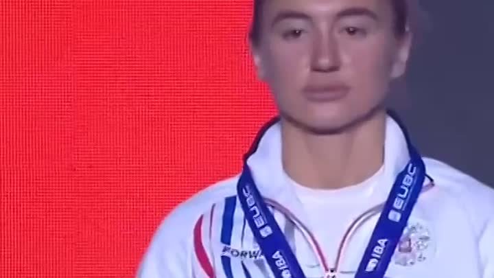 Гимн России прервался во время награждения победительницы чемпионата ...