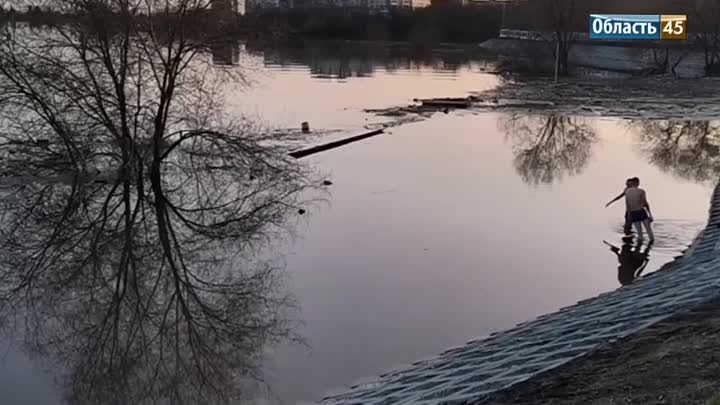 Юные курганцы искупались в загрязнённом мусором Тоболе 