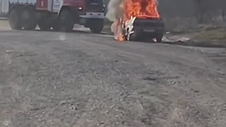 В Искитиме тракторист залил водой горящий автомобиль