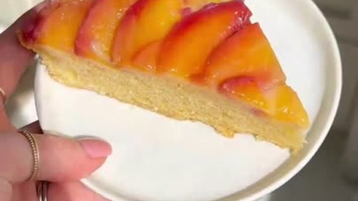 Перевернутый пирог с персиками