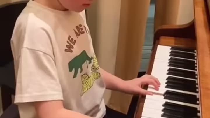 Сын Собчак Платон играет на фортепиано 