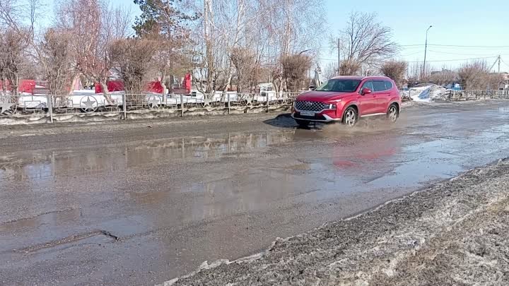 Вместе со снегом растаял и асфальт на дорогах Камня-на-Оби