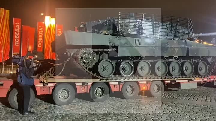Кадры доставки немецкого танка Leopard-2 на выставку трофейной техни ...