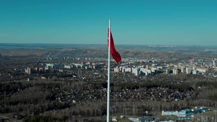 Знамя Победы на флагштоке на Николаевской сопке в Красноярске