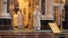 Патриарх Кирилл освятил куличи после службы в Храме Христа С...