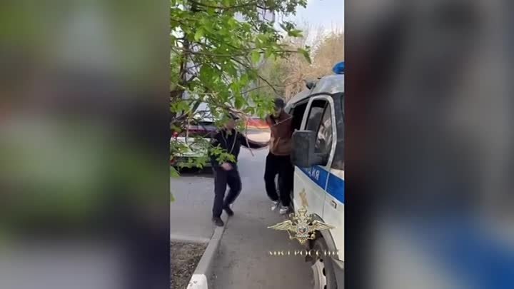 Полиция задержала пятерых мужчин, танцевавших у машин на дороге в Мо ...