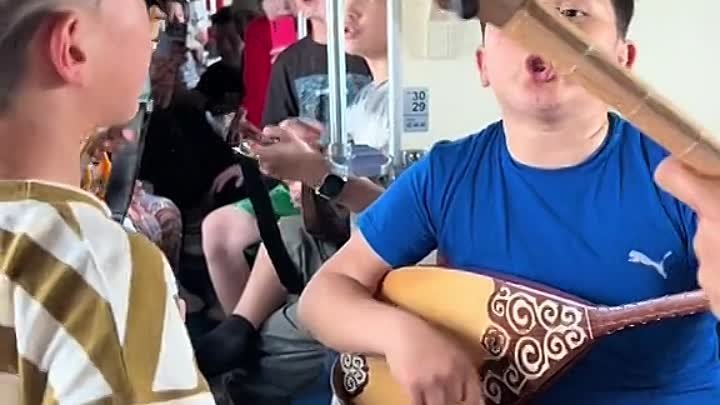 Юные домбристы дали живой концерт в поезде