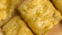 Чесночный багет с сыром