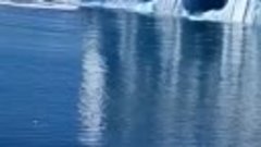 Огромный айсберг переворачивается!  Невероятное зрелище!