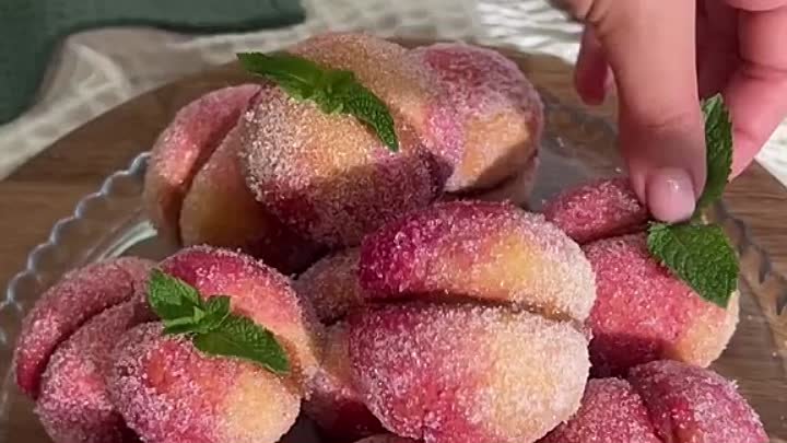 Пирожные персики