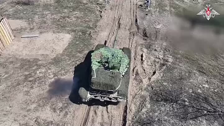 Легко ли управлять танком. Познавательное видео от российских военны ...