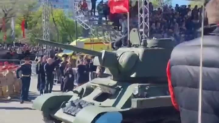 Военная техника Танк Т-34, Катюша, ИСУ-152 на параде в Оренбурге