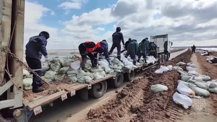 Спасатели пытаются отбить дорогу у большой воды в Тюменской области