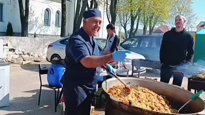 В Молодечно пенсионеров бесплатно угощали пловом