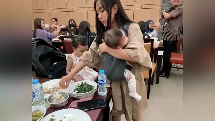 А иногда маме нужно просто спокойно поесть