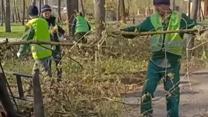 В Парке Мира наводят чистоту