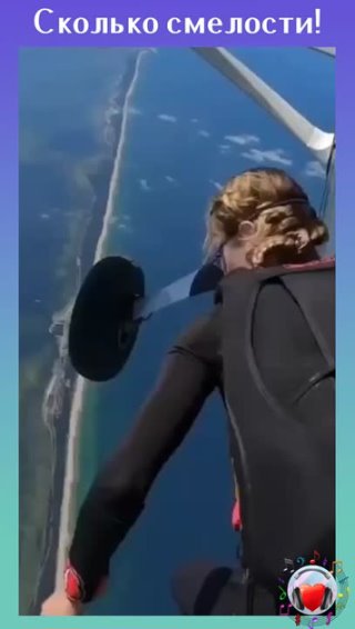 Девушка показывает высший пилотаж при прыжке с парашютом!