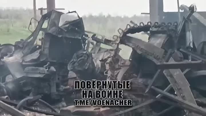 Последствия удара баллистической ракеты по ангару с украинской бронетехникой и транспортом. Среди груды металлолома можно заметить остов украинского Т-80БВ и ещё один не опознанный танк(возможно это ещё один Т-80БВ).