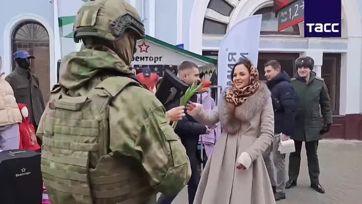 Военнослужащие вручили жительницам Ставрополя 500 тюльпанов
