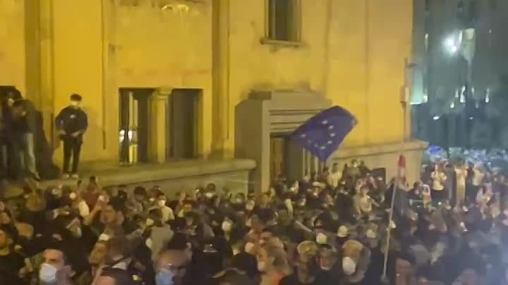 У здания грузинского парламента сторонники оппозиции возвели баррика ...