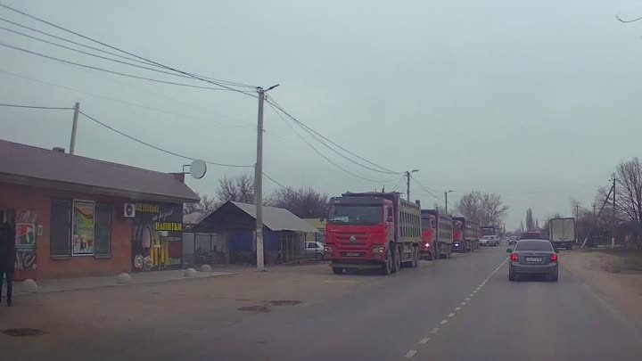 5 многотонников в ряд, груженные доверху песком на красновке