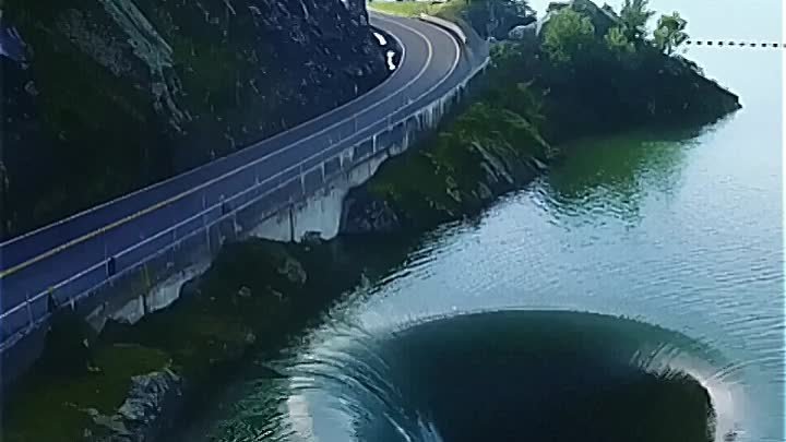 Водосброс плотины Монтичелло в США