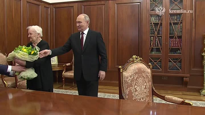 Владимир Путин встретился со своей школьной учительницей.mp4