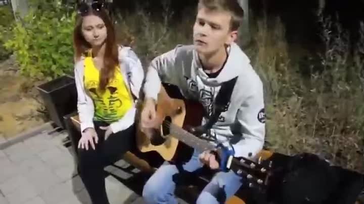 Красивый дуэт! Девушка поёт, парень играет на гитаре!