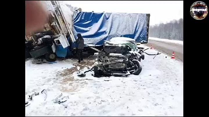 Увезли с переломами ног_ женщина пострадала в массовом ДТП в Вологод ...