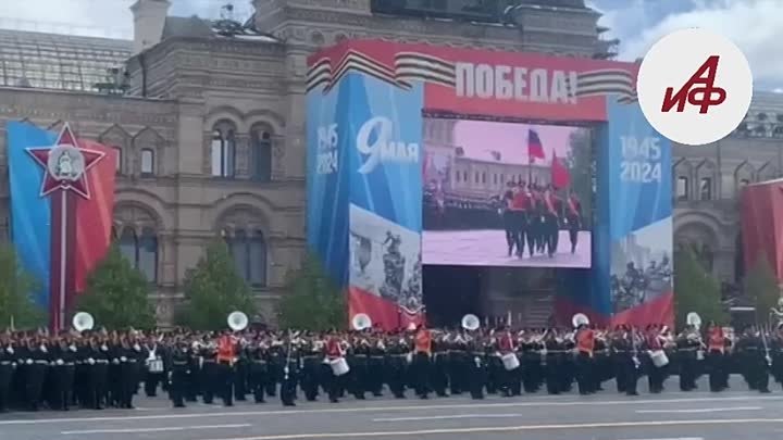 Парад Победы  в этом году проходит под майским снегом