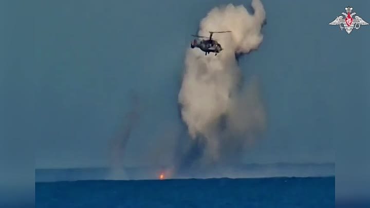 Момент уничтожения безэкипажного катера врага огнем с вертолета Ка-2 ...