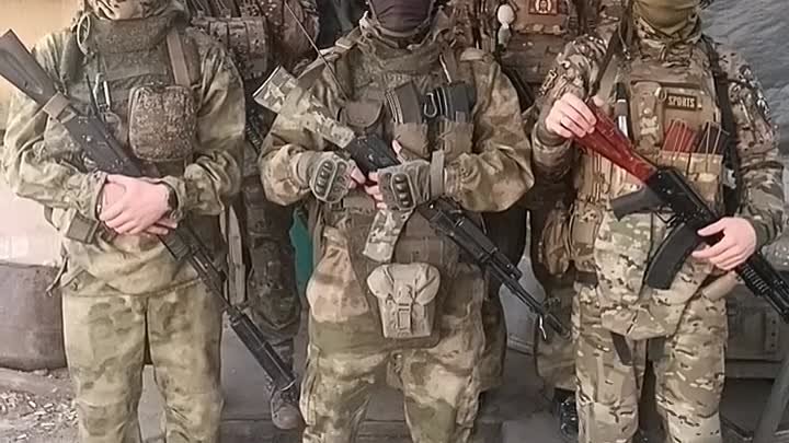 Бойцы поздравляют ветерана ВОВ с наступающим Днем ПОБЕДЫ!!!
