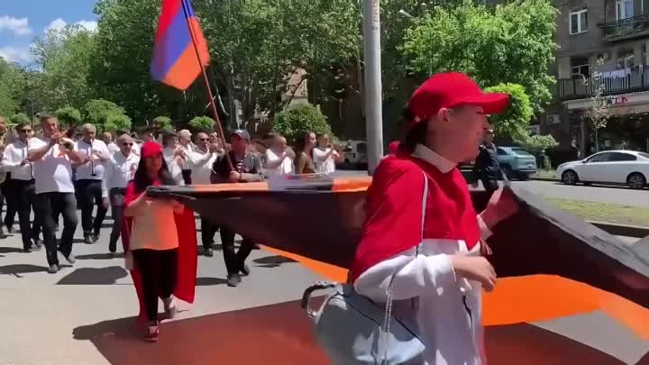 В Ереване более тысячи человек приняли участие в шествии на День Победы