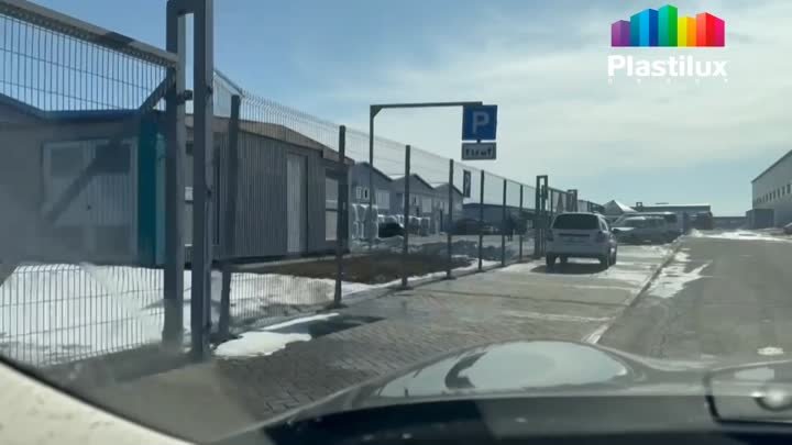 Караван из грузовых авто, ожидающих загрузки на Заводе ПЛАСТИЛЮКС-ГРУПП