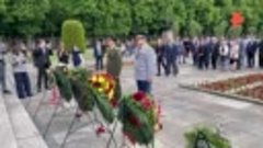 Посол России в ФРГ возложил цветы на Советский военный мемор...