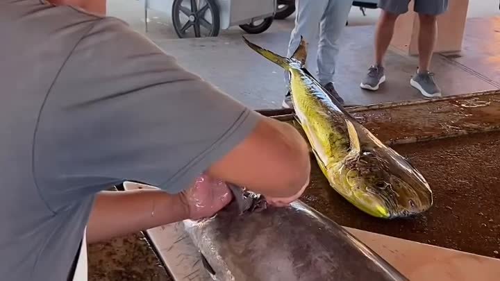 Мастер филейной выделки из рыбы демонстрирует свое мастерство