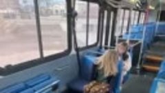 Водитель автобуса помогает пассажиру